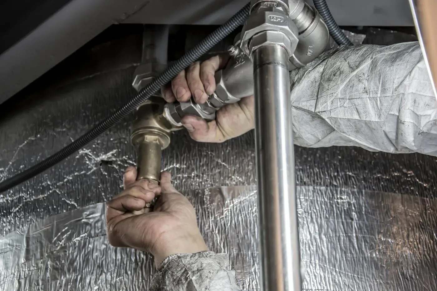 Plombier réalisant une inspection caméra de canalisation à Rosny-sous-Bois (93110)